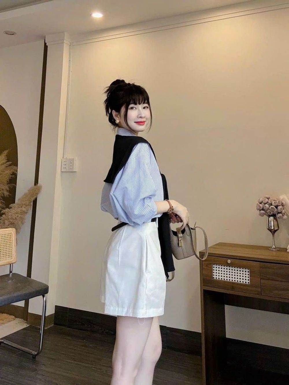 sét 4 món áo sơ mi kate , quần kaki mềm +áo khoác mỏng kèm nịt freesize dưới 55kg