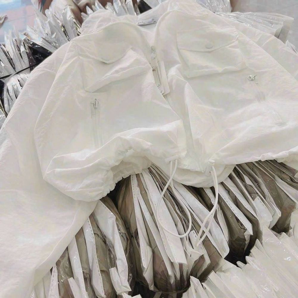 Áo khoác dù trượt nước dáng lửng 2 lớp, 2 túi ngực có nắp, dây rút lai 2 bên