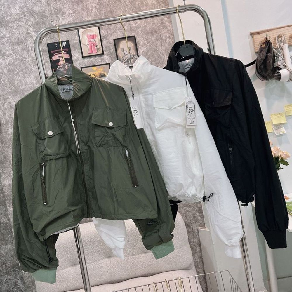 Áo khoác dù trượt nước dáng lửng 2 lớp, 2 túi ngực có nắp, dây rút lai 2 bên