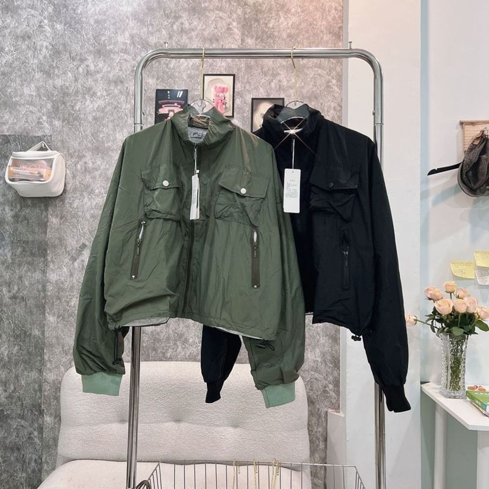 Áo khoác dù trượt nước dáng lửng 2 lớp, 2 túi ngực có nắp, dây rút lai 2 bên