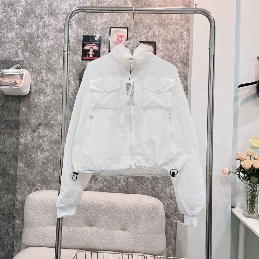 Áo khoác dù trượt nước dáng lửng 2 lớp, 2 túi ngực có nắp, dây rút lai 2 bên