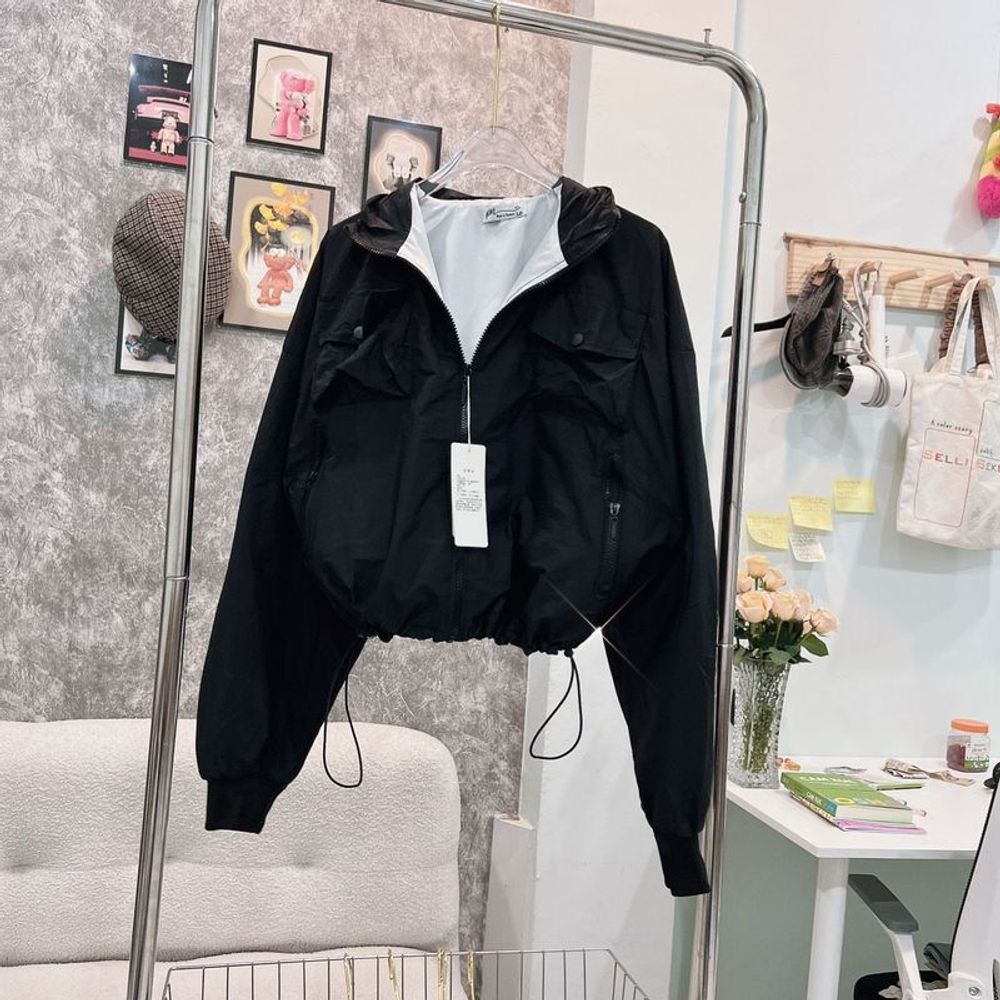 Áo khoác dù trượt nước dáng lửng 2 lớp, 2 túi ngực có nắp, dây rút lai 2 bên