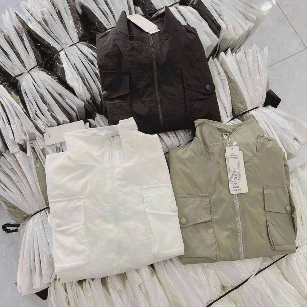Áo khoác dù trượt nước dáng lửng 2 lớp, 2 túi ngực có nắp, dây rút lai 2 bên