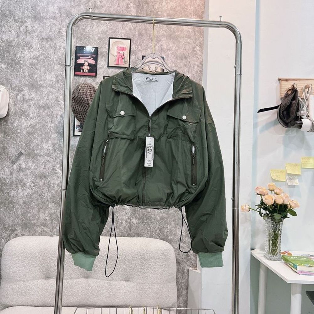 Áo khoác dù trượt nước dáng lửng 2 lớp, 2 túi ngực có nắp, dây rút lai 2 bên