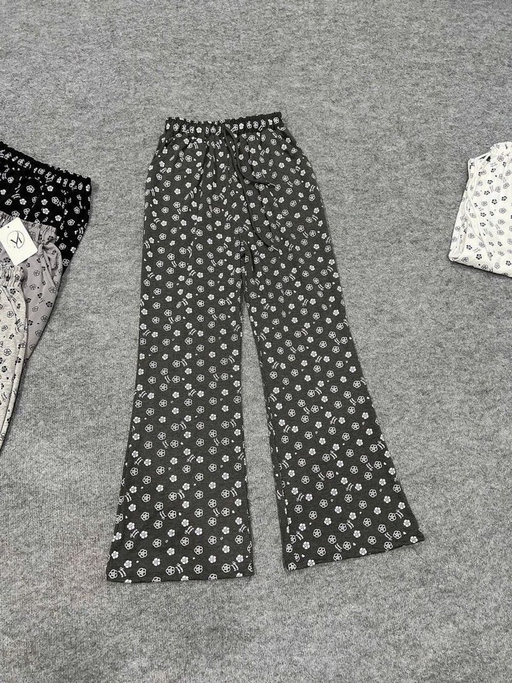 (Chất vải đẹp) Quần ống loe chất lem tâm mềm min logo in hoạ tiết form dưới 65kg .