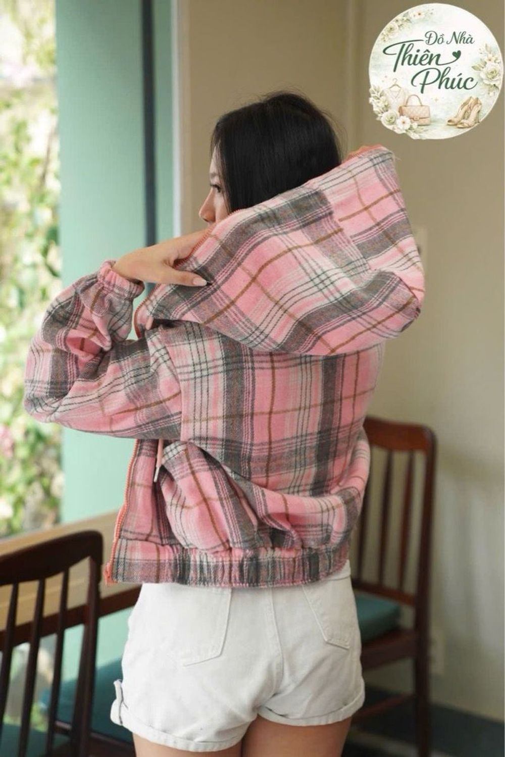 Sơ mi caro có nón dáng lửng chất nỉ dạ mềm mịn, cổ cao 2 túi thêu logo