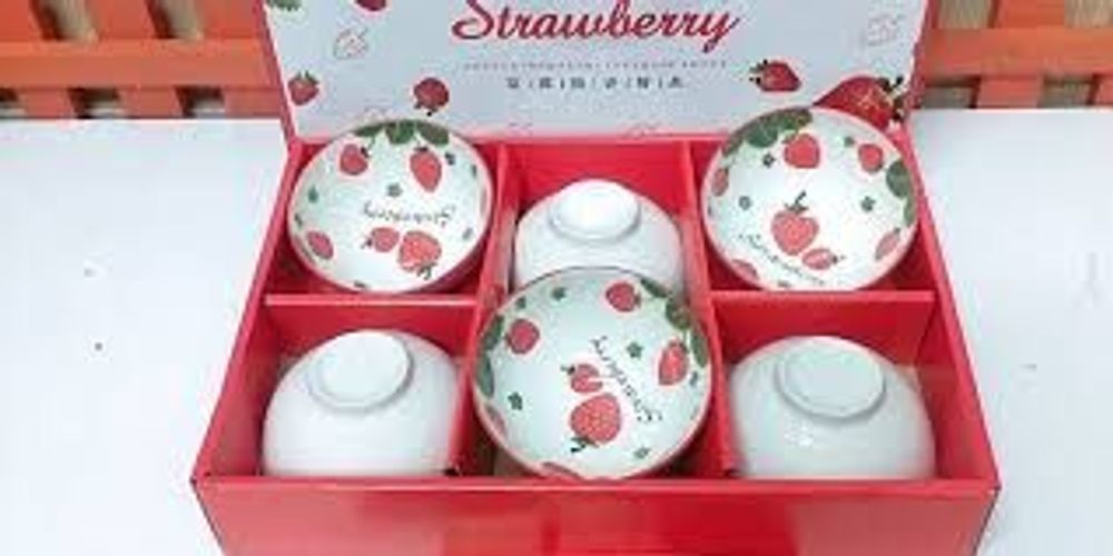 bộ 6 chén kèm đũa hình trái dâu - bộ chén sứ trái dâu