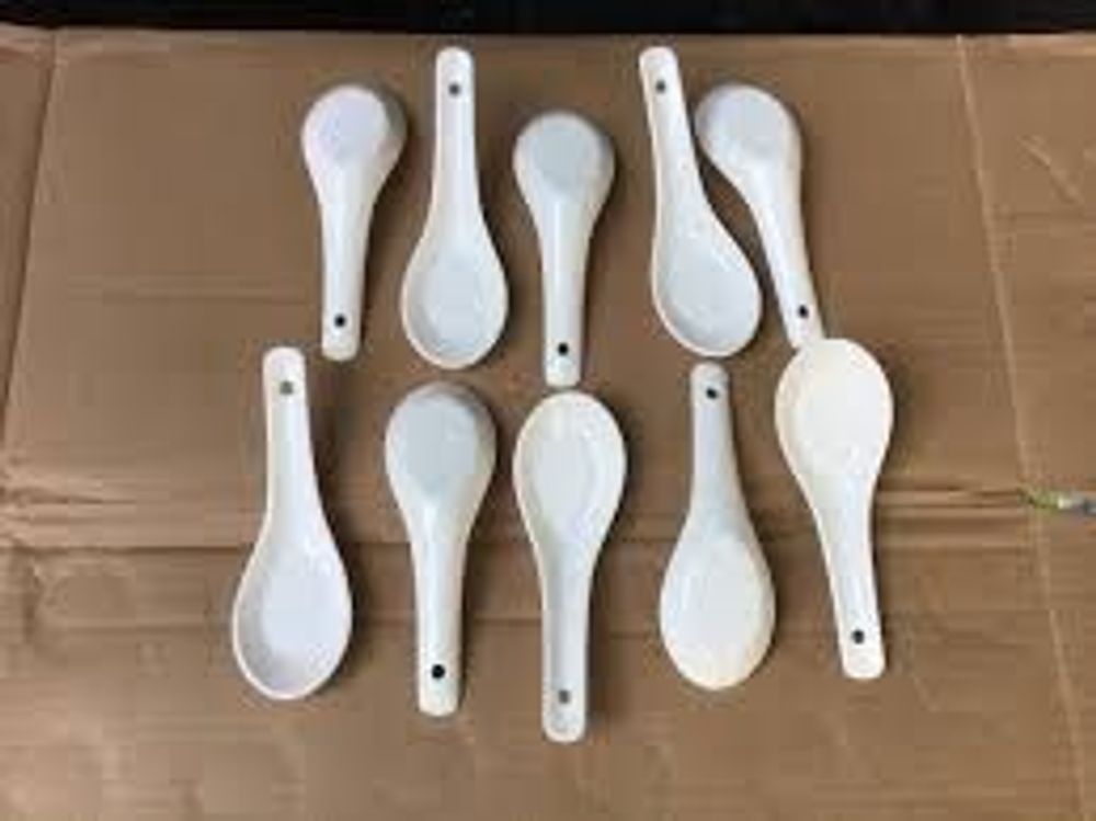 Thìa soup, muỗng sứ, muỗng sứ trắng viền đen, muỗng ăn cơm bằng sứ trắng đơn giản.