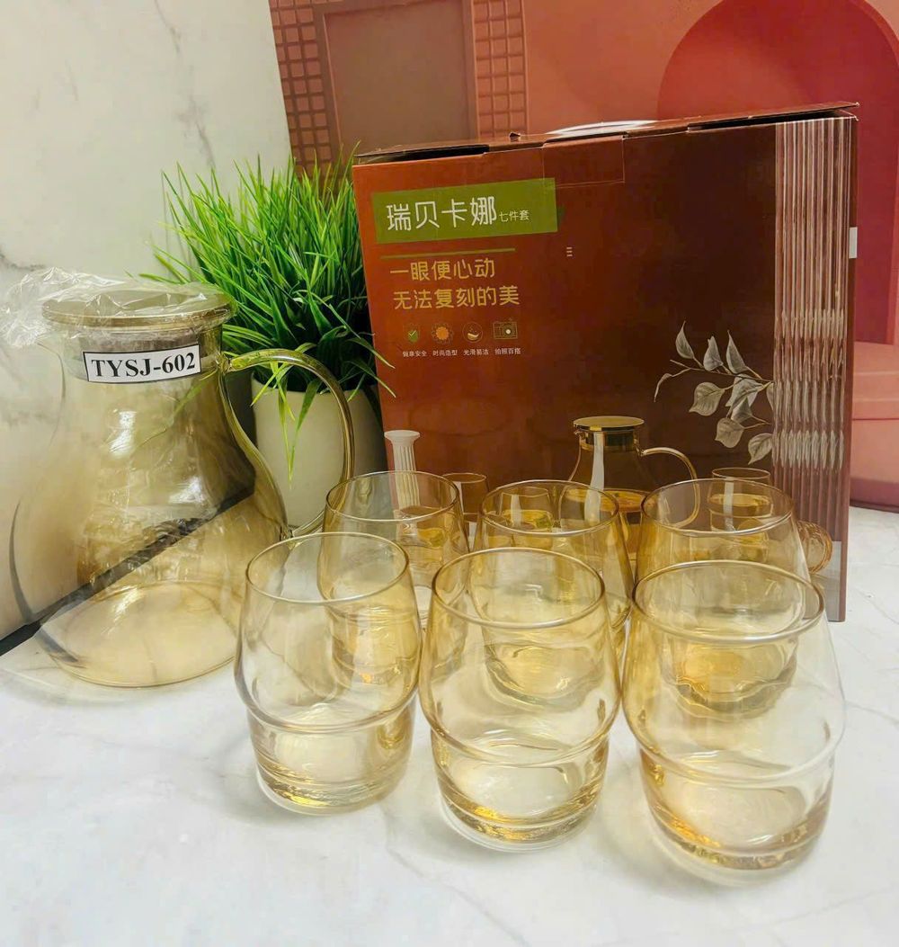 Bộ bình + 6 ly thủy tinh màu vàng