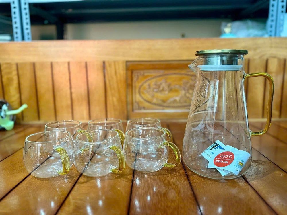 Bộ bình kèm 6 cốc thủy tinh sang trọng có màu vàng