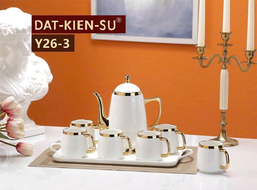 Bộ bình cốc kèm khay sứ trắng vièn vàng ( THÙNG 8 BỘ )