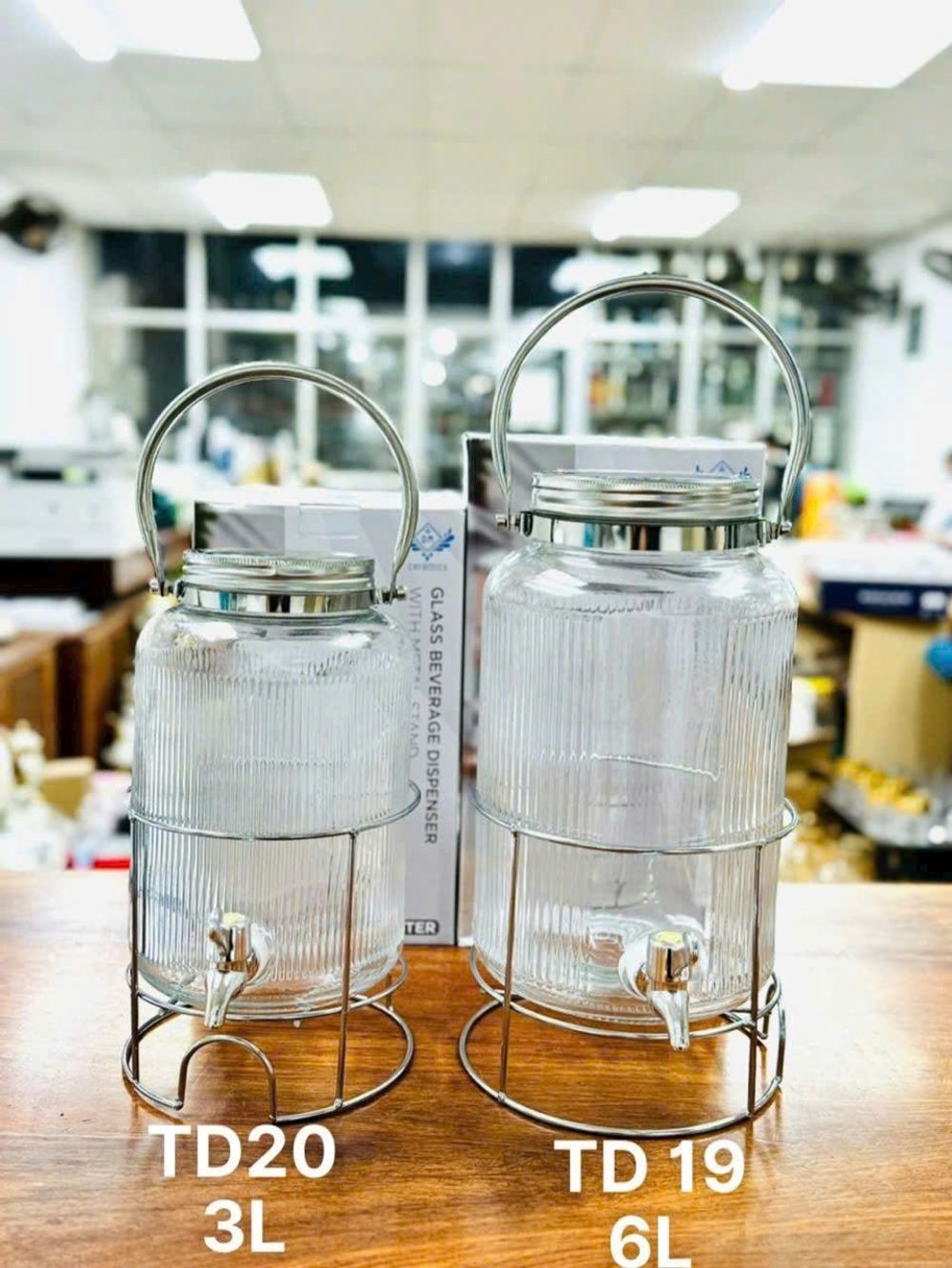 Bộ bình cốc uống nước Acrylic đựng nước lạnh kèm kệ và khay lót hứng nước 3L