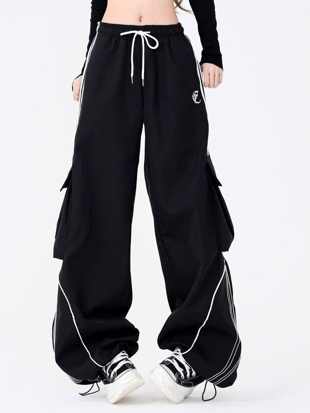 Quần Jogger Nam Nữ, Quần Ống Rộng Unisex Vải Dù Logo Thêu Có Dây Rút Lai,Chạy Chỉ decan 2 Bên Sườn