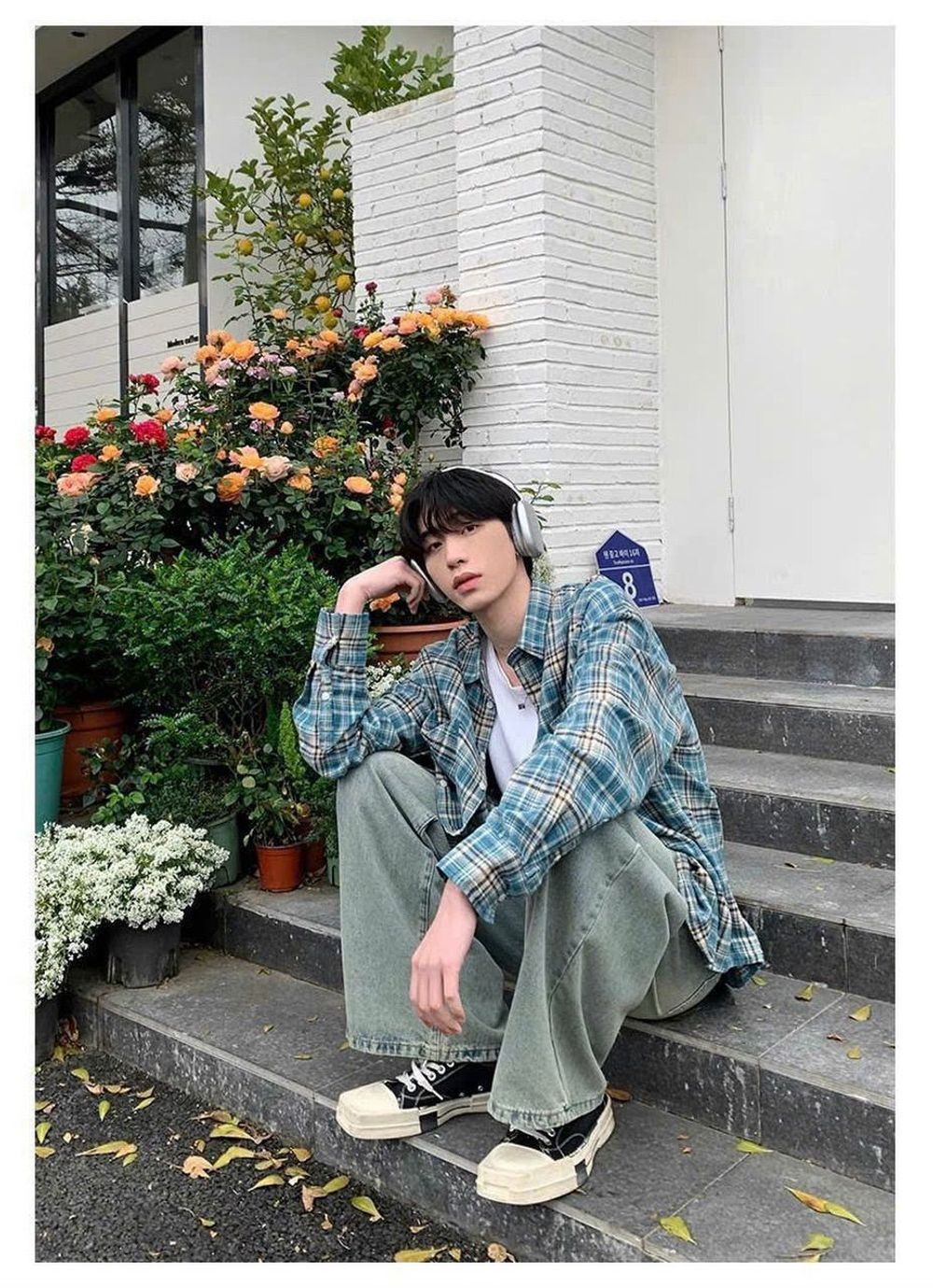 Áo khoác sơ mi dài tay cổ bẻ  canh sọc chất kate cotton có túi trước 2 bên như hình .