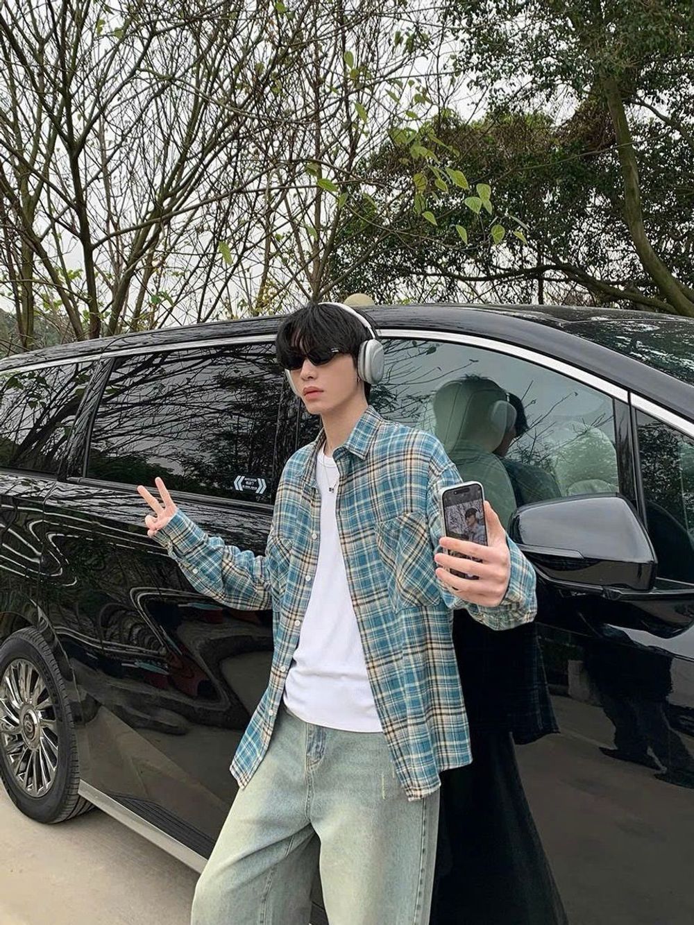 Áo khoác sơ mi dài tay cổ bẻ  canh sọc chất kate cotton có túi trước 2 bên như hình .