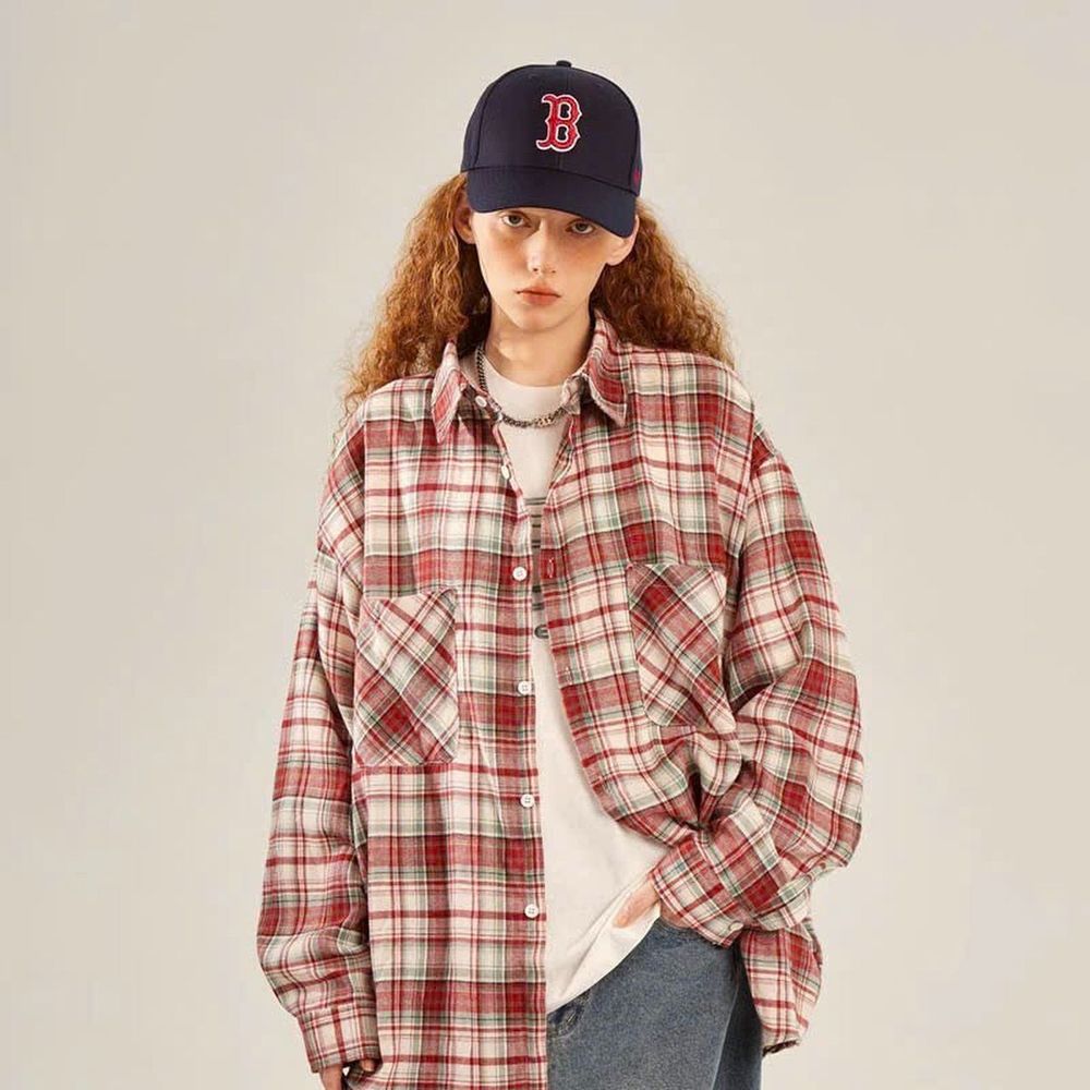 Áo khoác sơ mi dài tay cổ bẻ  canh sọc chất kate cotton có túi trước 2 bên như hình .