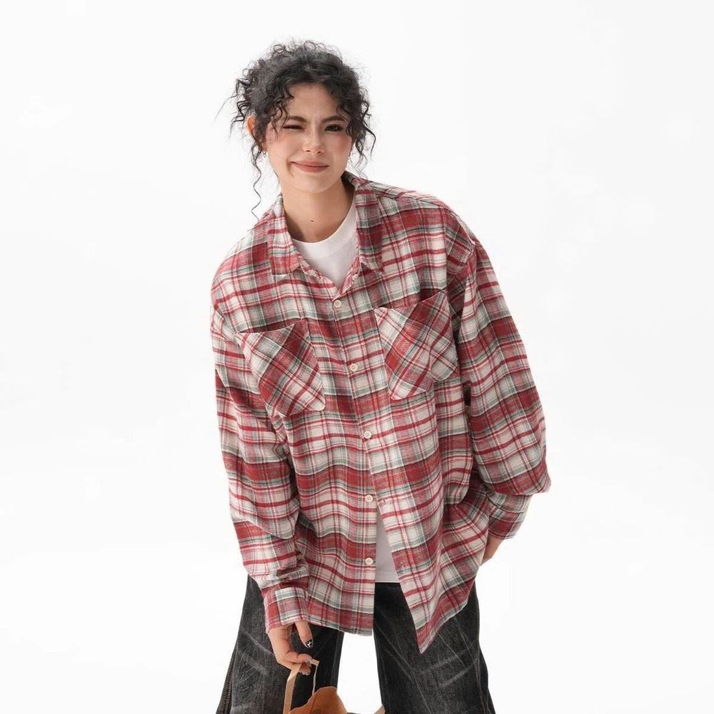 Áo khoác sơ mi dài tay cổ bẻ  canh sọc chất kate cotton có túi trước 2 bên như hình .