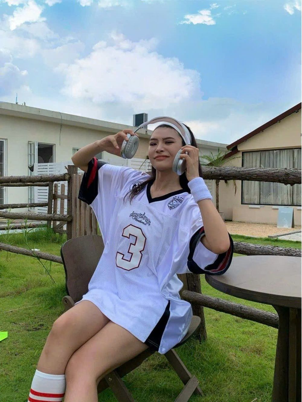 ( vải bóng đẹp ) áo thun thể thao mè thái vải bóng logo in số 3 cổ tim form dưới 70kg, hàng đẹp chuẩn shop.