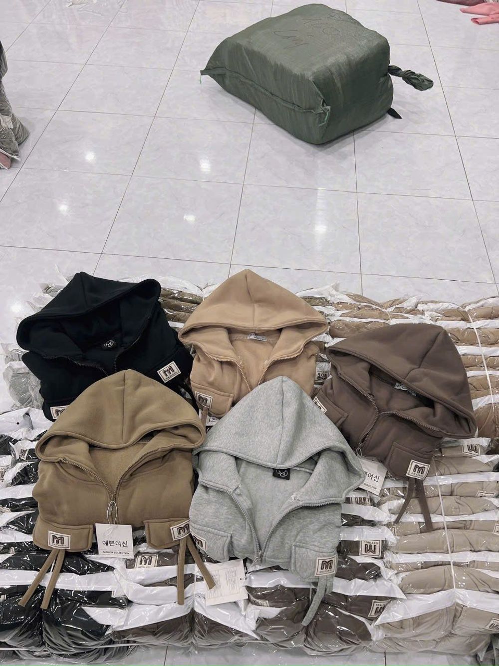 Áo khoác dáng lửng croptop có nón chất nỉ dệt XK dày túi nắp logo M