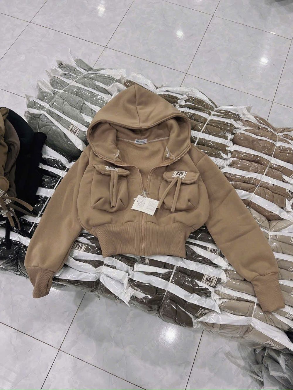 Áo khoác dáng lửng croptop có nón chất nỉ dệt XK dày túi nắp logo M