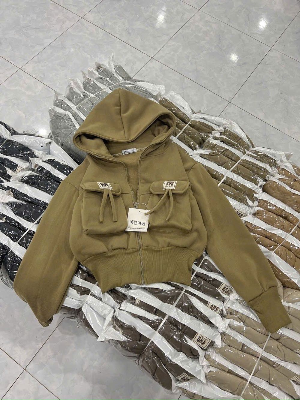 Áo khoác dáng lửng croptop có nón chất nỉ dệt XK dày túi nắp logo M