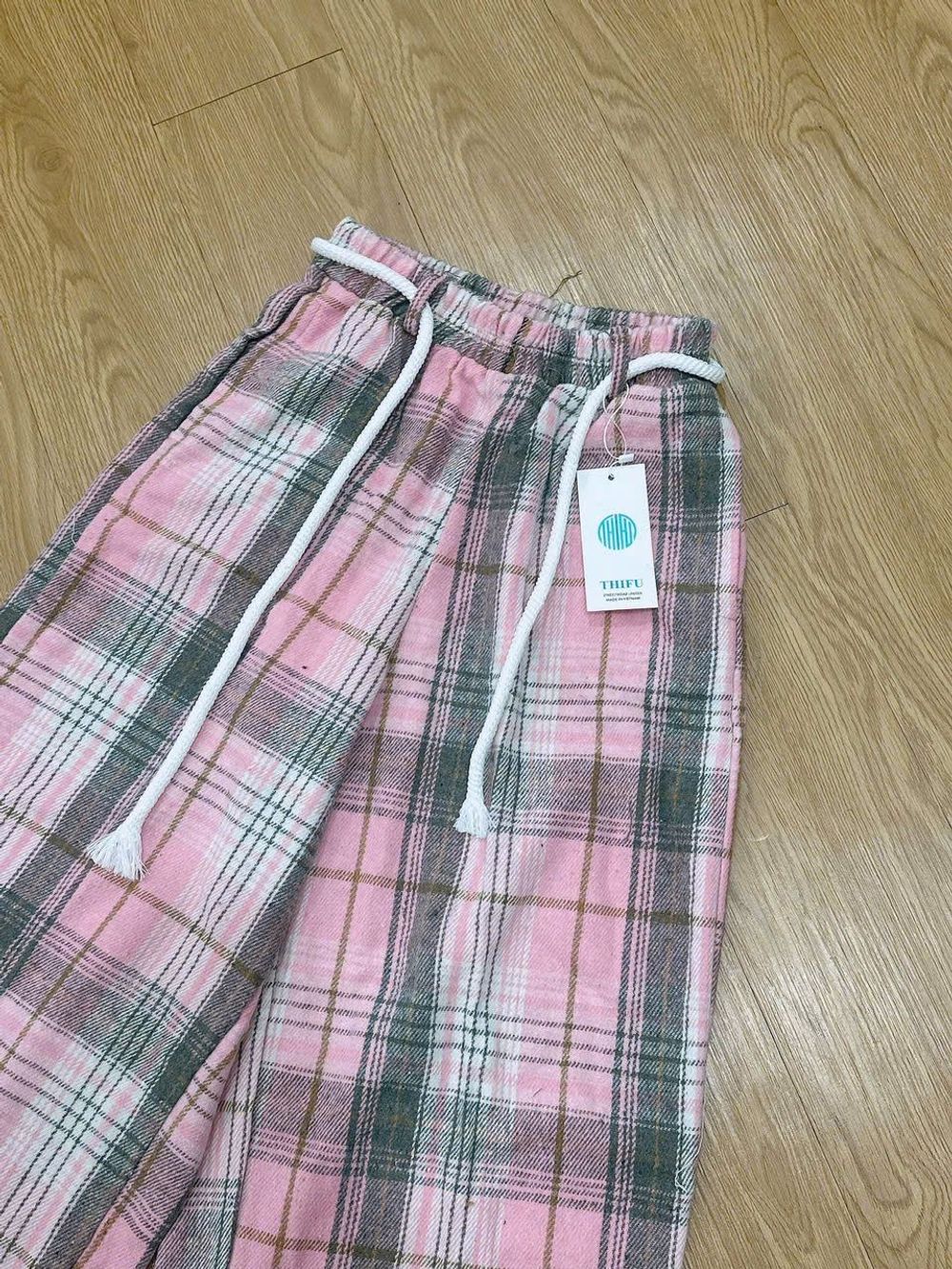 Quần ống rộng kẻ sọc chất nỉ dạ caro dày dặn phối dây luồng lai kèm dây thừng chun.