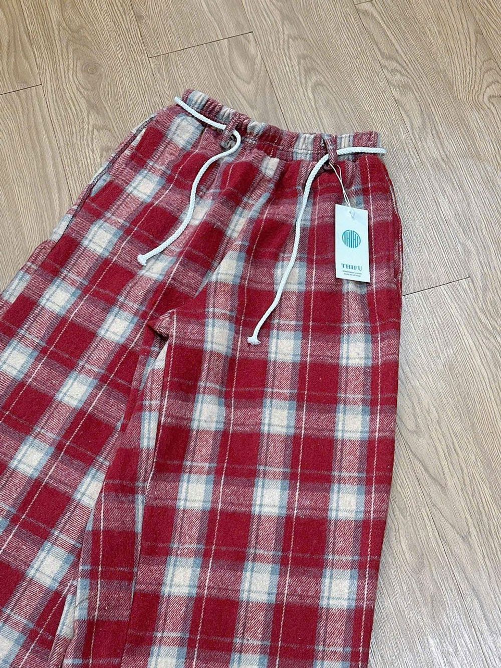 Quần ống rộng kẻ sọc chất nỉ dạ caro dày dặn phối dây luồng lai kèm dây thừng chun.