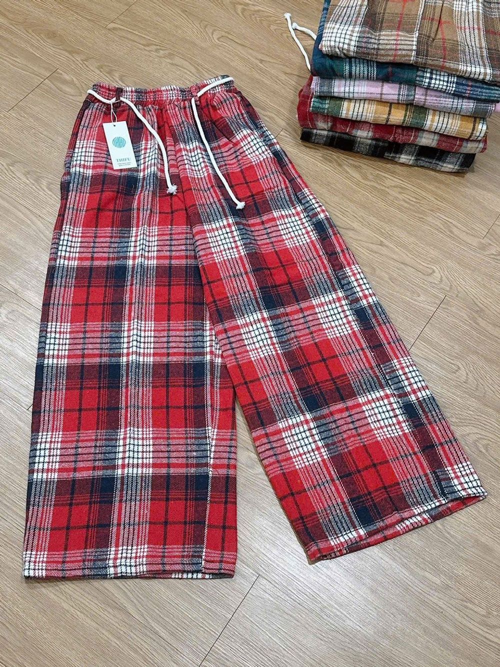 Quần ống rộng kẻ sọc chất nỉ dạ caro dày dặn phối dây luồng lai kèm dây thừng chun.