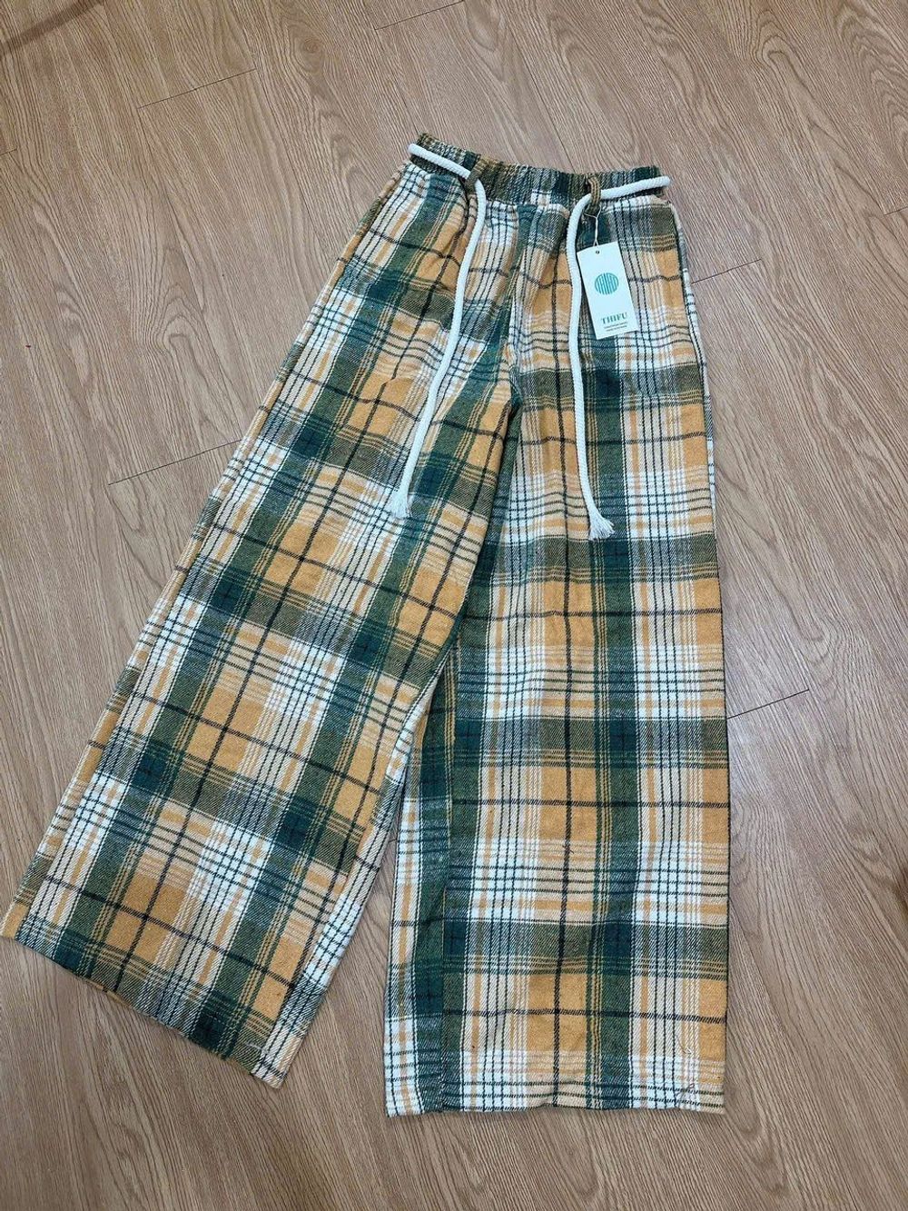 Quần ống rộng kẻ sọc chất nỉ dạ caro dày dặn phối dây luồng lai kèm dây thừng chun.