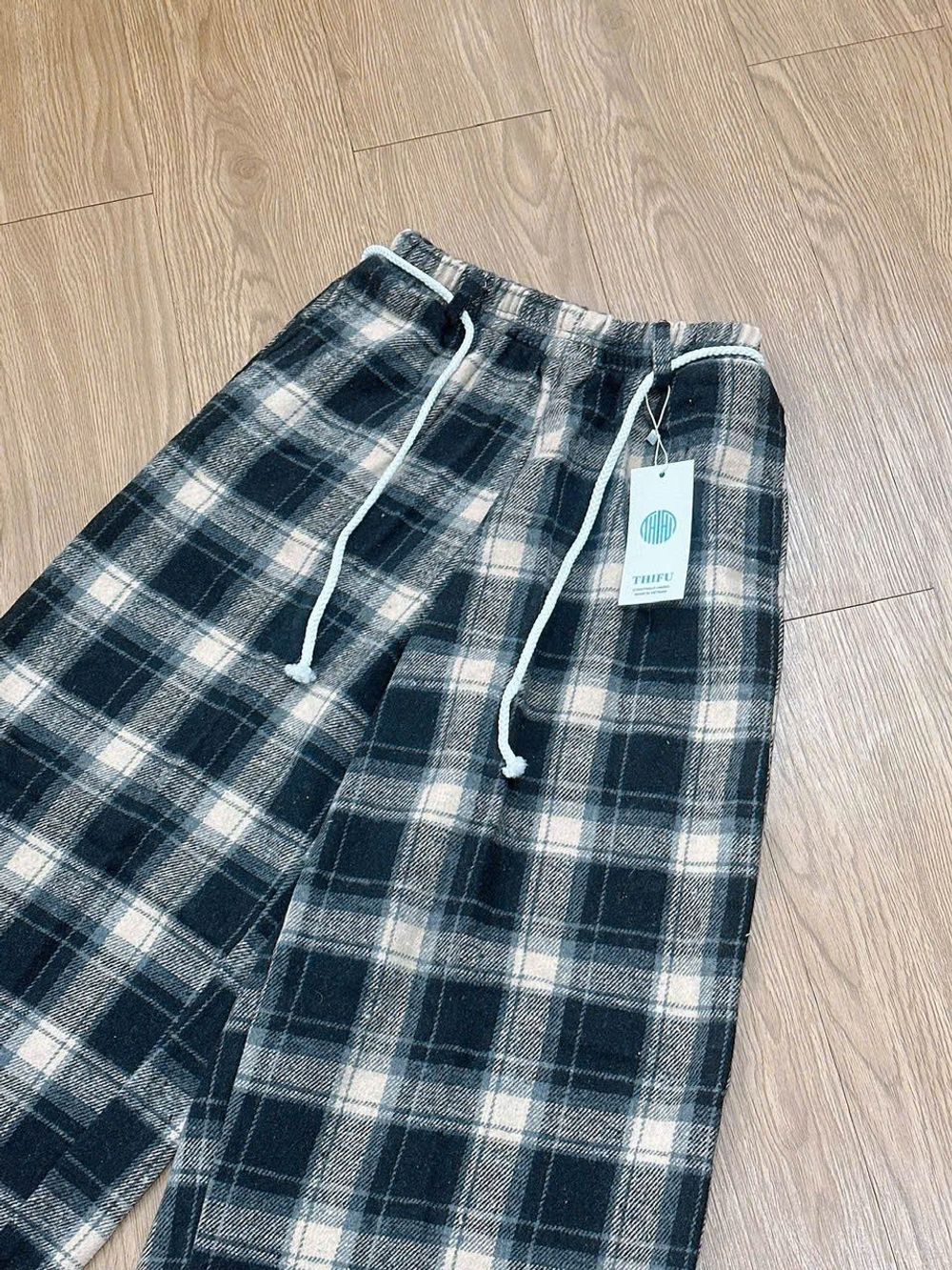 Quần ống rộng kẻ sọc chất nỉ dạ caro dày dặn phối dây luồng lai kèm dây thừng chun.