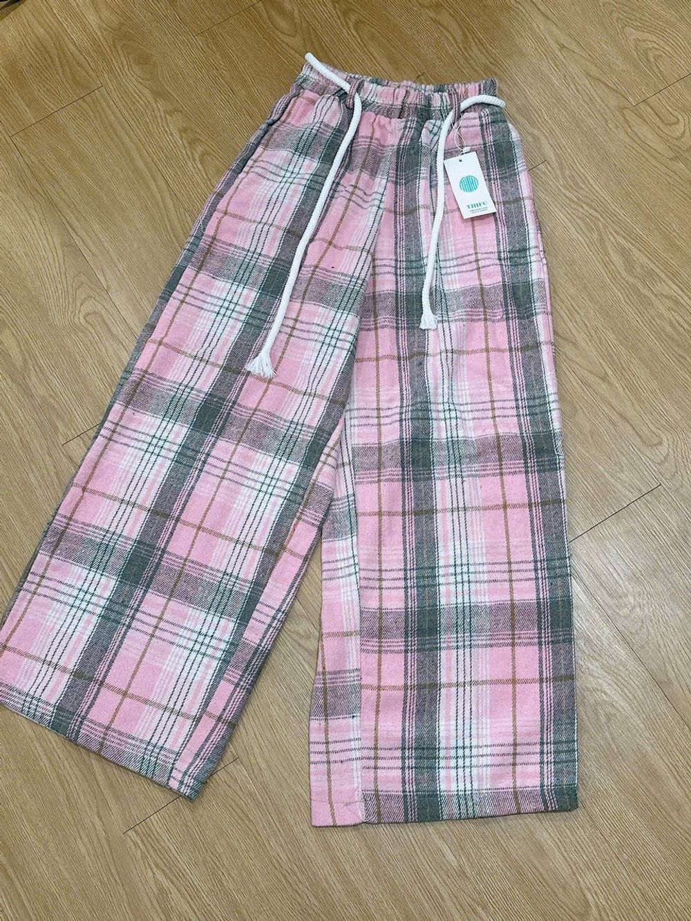 Quần ống rộng kẻ sọc chất nỉ dạ caro dày dặn phối dây luồng lai kèm dây thừng chun.