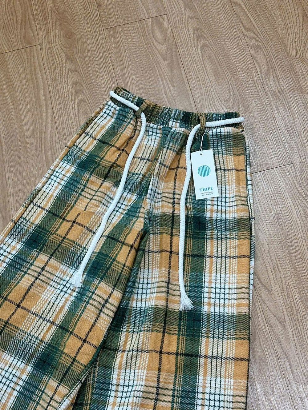 Quần ống rộng kẻ sọc chất nỉ dạ caro dày dặn phối dây luồng lai kèm dây thừng chun.