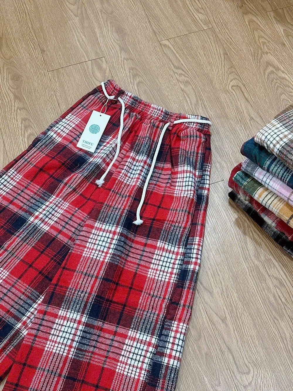 Quần ống rộng kẻ sọc chất nỉ dạ caro dày dặn phối dây luồng lai kèm dây thừng chun.