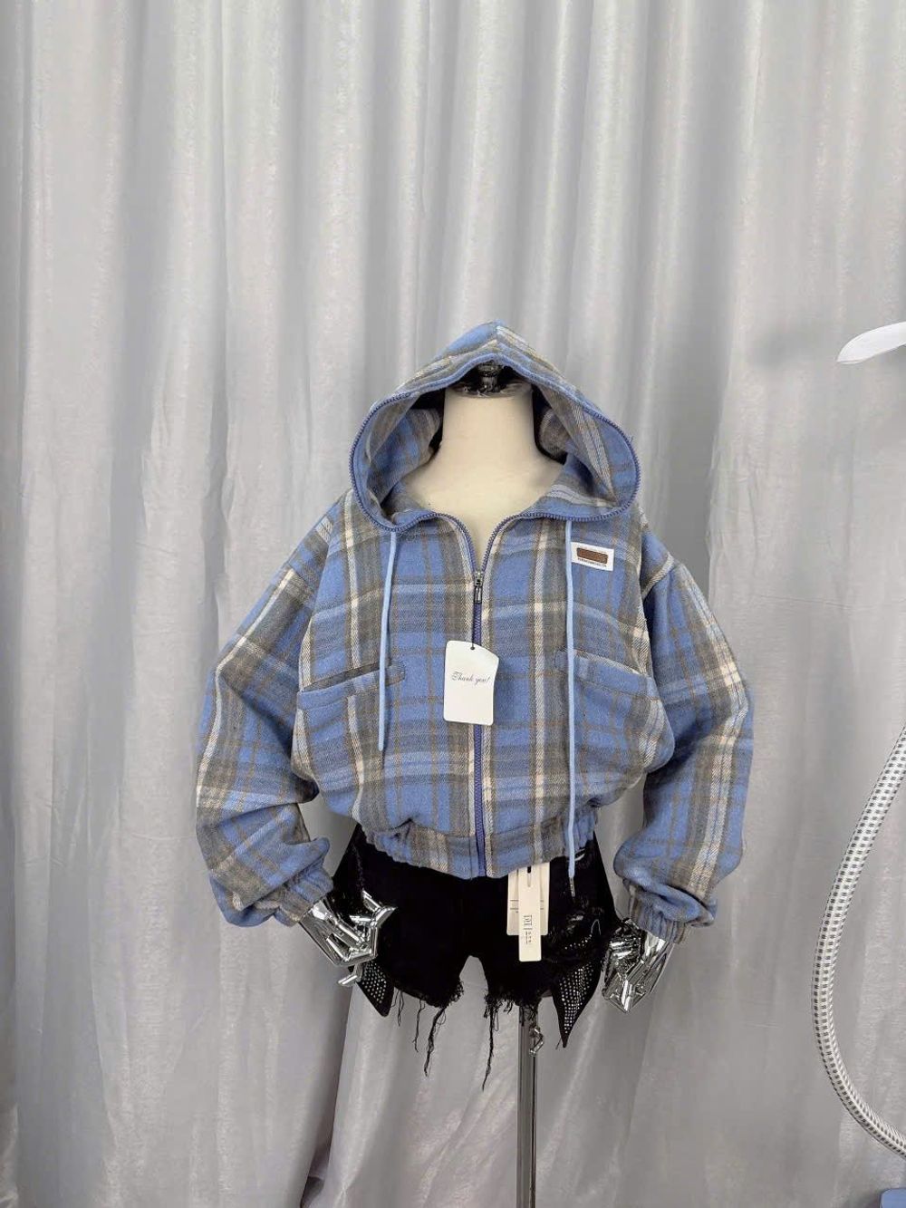 Sơ mi caro có nón dáng lửng chất nỉ dạ mềm mịn, cổ cao 2 túi thêu logo