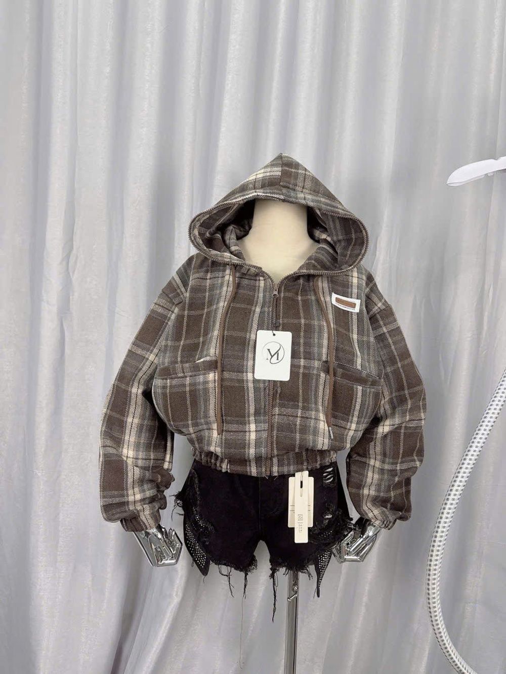 Sơ mi caro có nón dáng lửng chất nỉ dạ mềm mịn, cổ cao 2 túi thêu logo