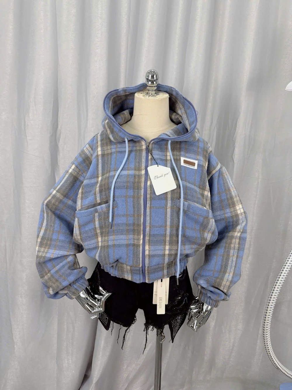 Sơ mi caro có nón dáng lửng chất nỉ dạ mềm mịn, cổ cao 2 túi thêu logo