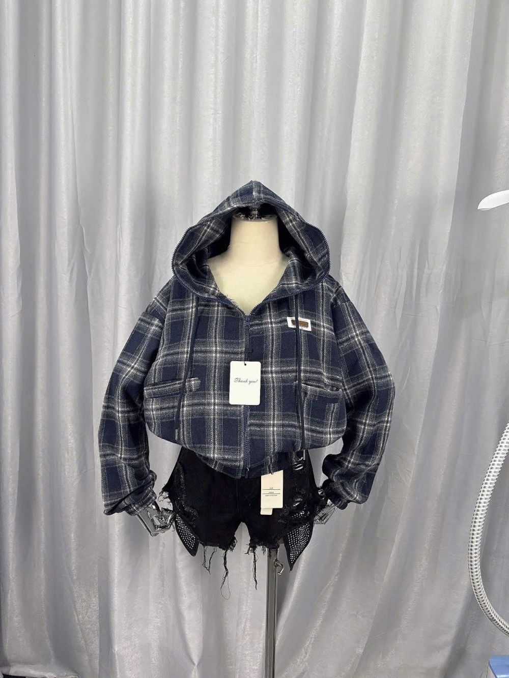 Sơ mi caro có nón dáng lửng chất nỉ dạ mềm mịn, cổ cao 2 túi thêu logo