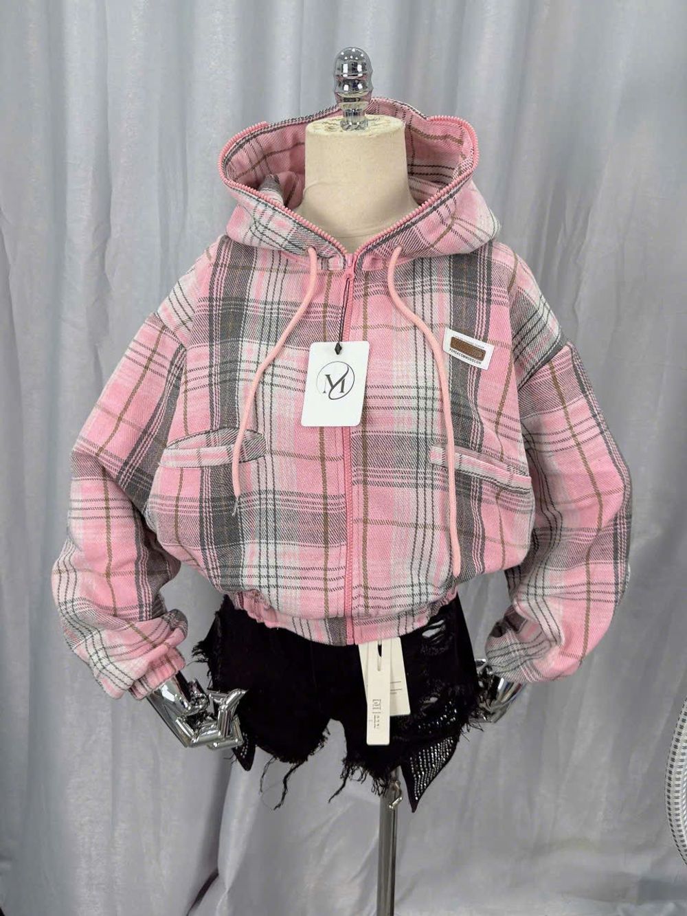 Sơ mi caro có nón dáng lửng chất nỉ dạ mềm mịn, cổ cao 2 túi thêu logo