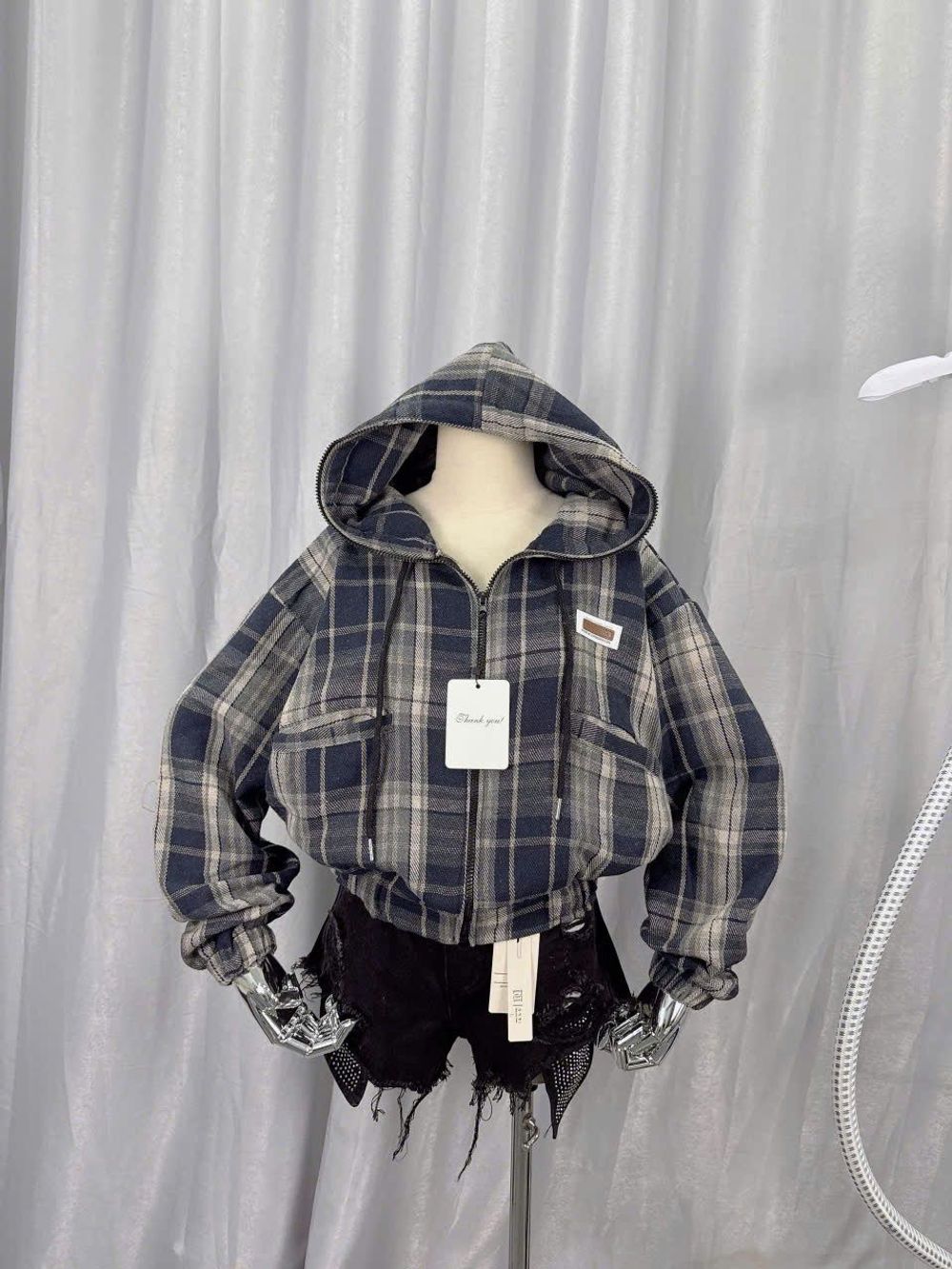 Sơ mi caro có nón dáng lửng chất nỉ dạ mềm mịn, cổ cao 2 túi thêu logo