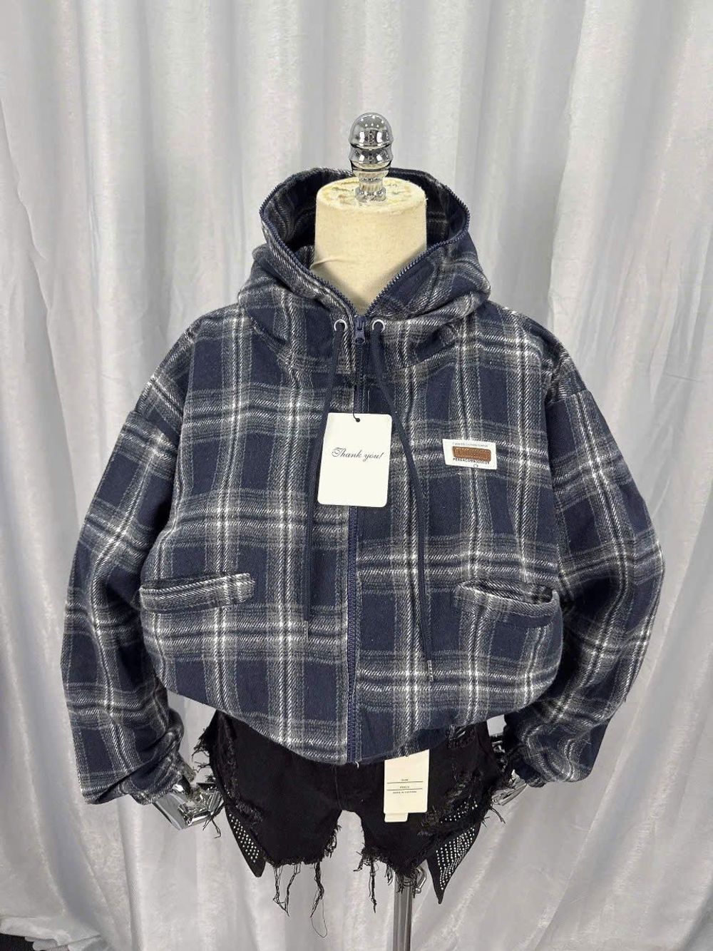 Sơ mi caro có nón dáng lửng chất nỉ dạ mềm mịn, cổ cao 2 túi thêu logo