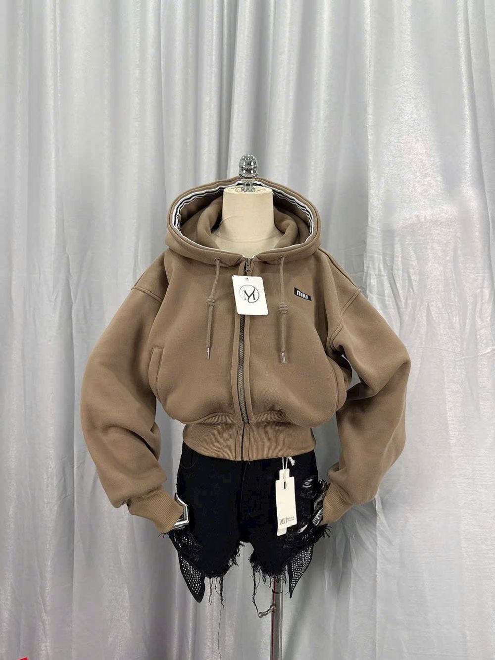 Áo khoác dáng lửng logo thêu Miu nón rộng chạy viền có túi trong chất nỉ bông dày mịn freesize dưới 65kg