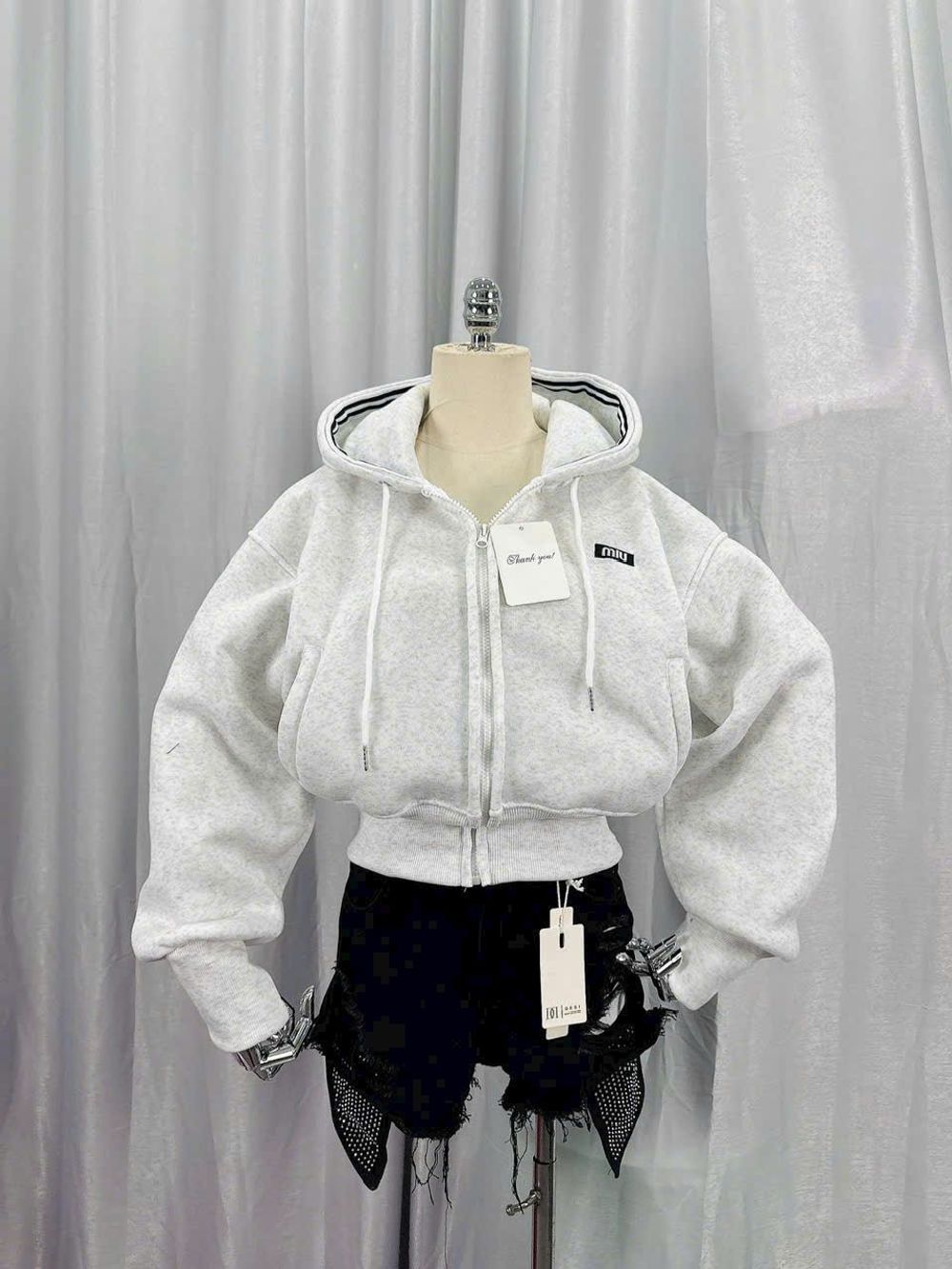 Áo khoác dáng lửng logo thêu Miu nón rộng chạy viền có túi trong chất nỉ bông dày mịn freesize dưới 65kg