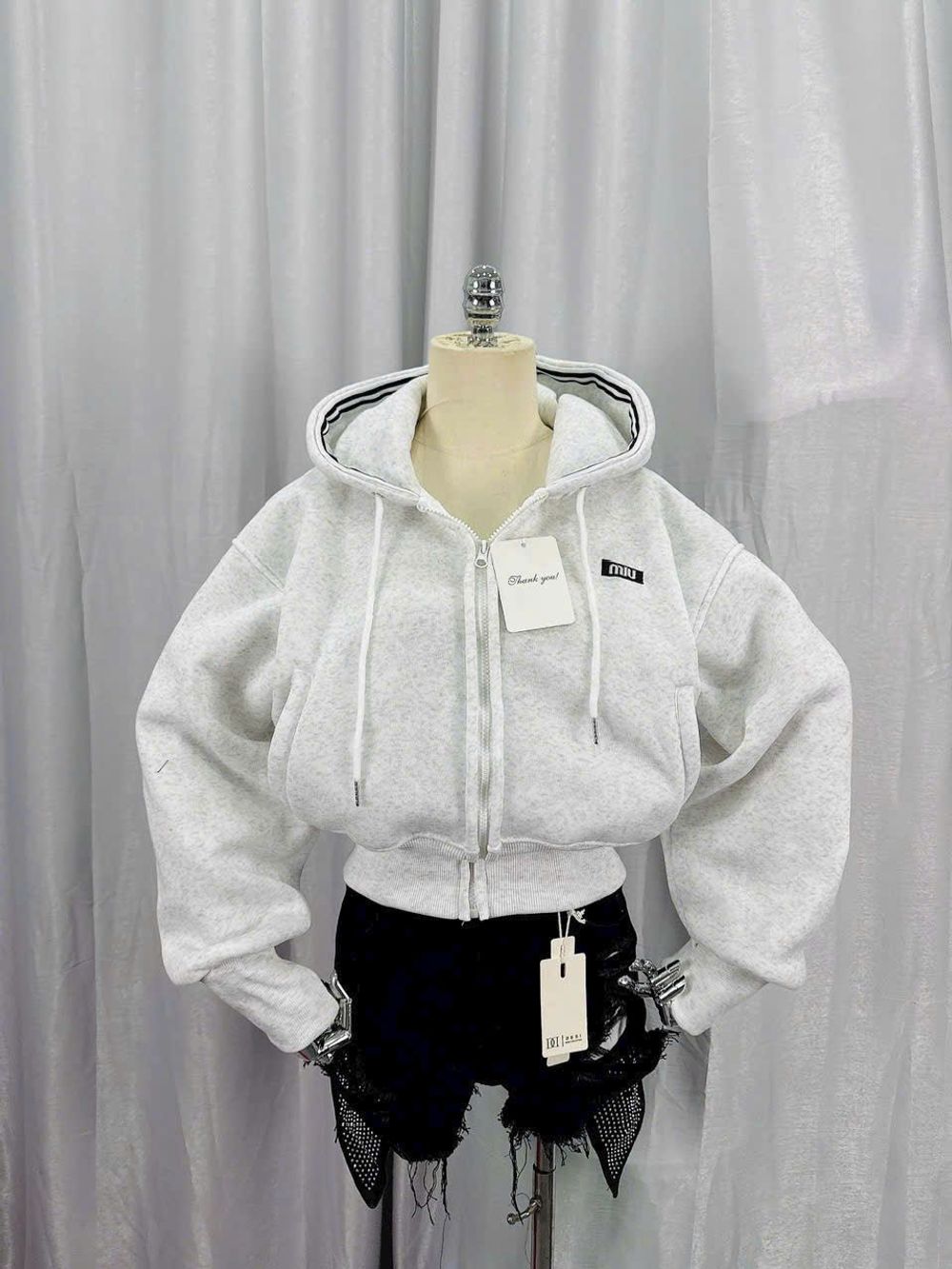 Áo khoác dáng lửng logo thêu Miu nón rộng chạy viền có túi trong chất nỉ bông dày mịn freesize dưới 65kg