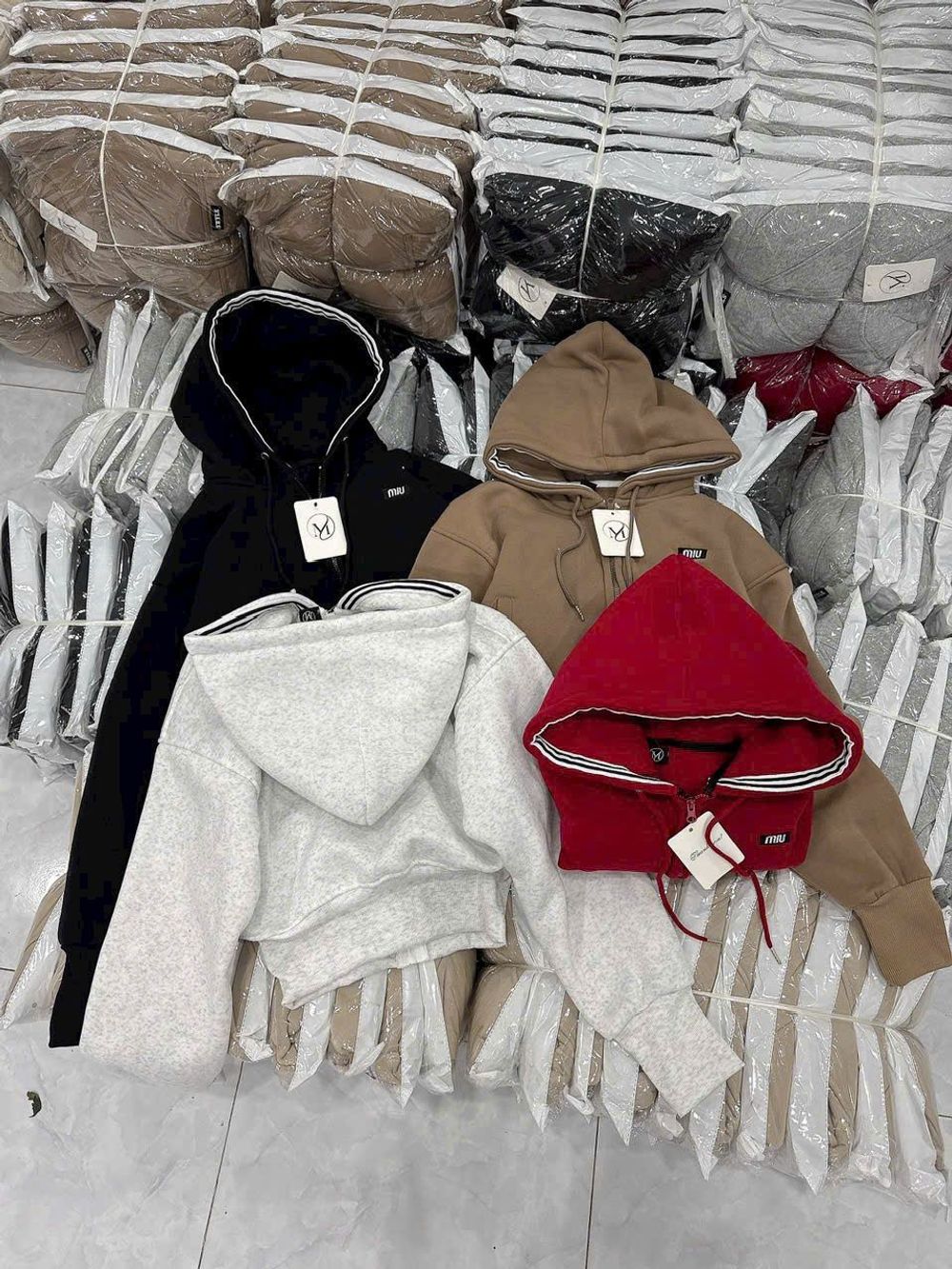 Áo khoác dáng lửng logo thêu Miu nón rộng chạy viền có túi trong chất nỉ bông dày mịn freesize dưới 65kg