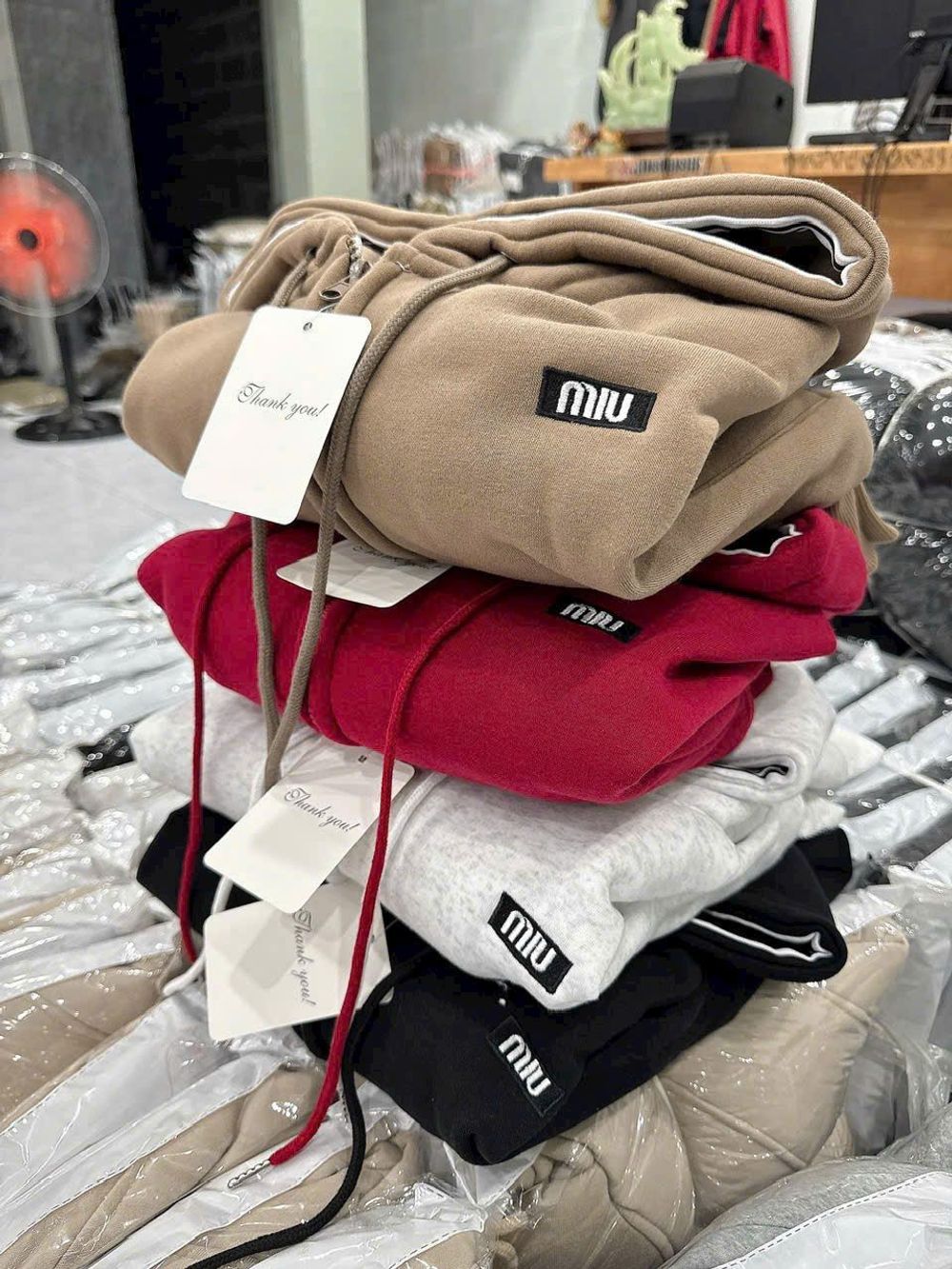 Áo khoác dáng lửng logo thêu Miu nón rộng chạy viền có túi trong chất nỉ bông dày mịn freesize dưới 65kg