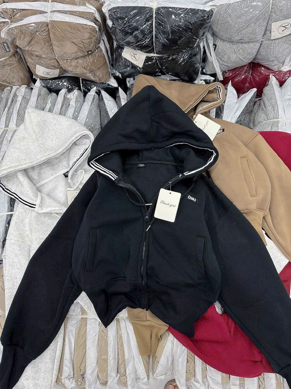 Áo khoác dáng lửng logo thêu Miu nón rộng chạy viền có túi trong chất nỉ bông dày mịn freesize dưới 65kg