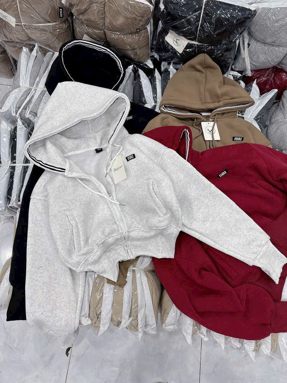 Áo khoác dáng lửng logo thêu Miu nón rộng chạy viền có túi trong chất nỉ bông dày mịn freesize dưới 65kg