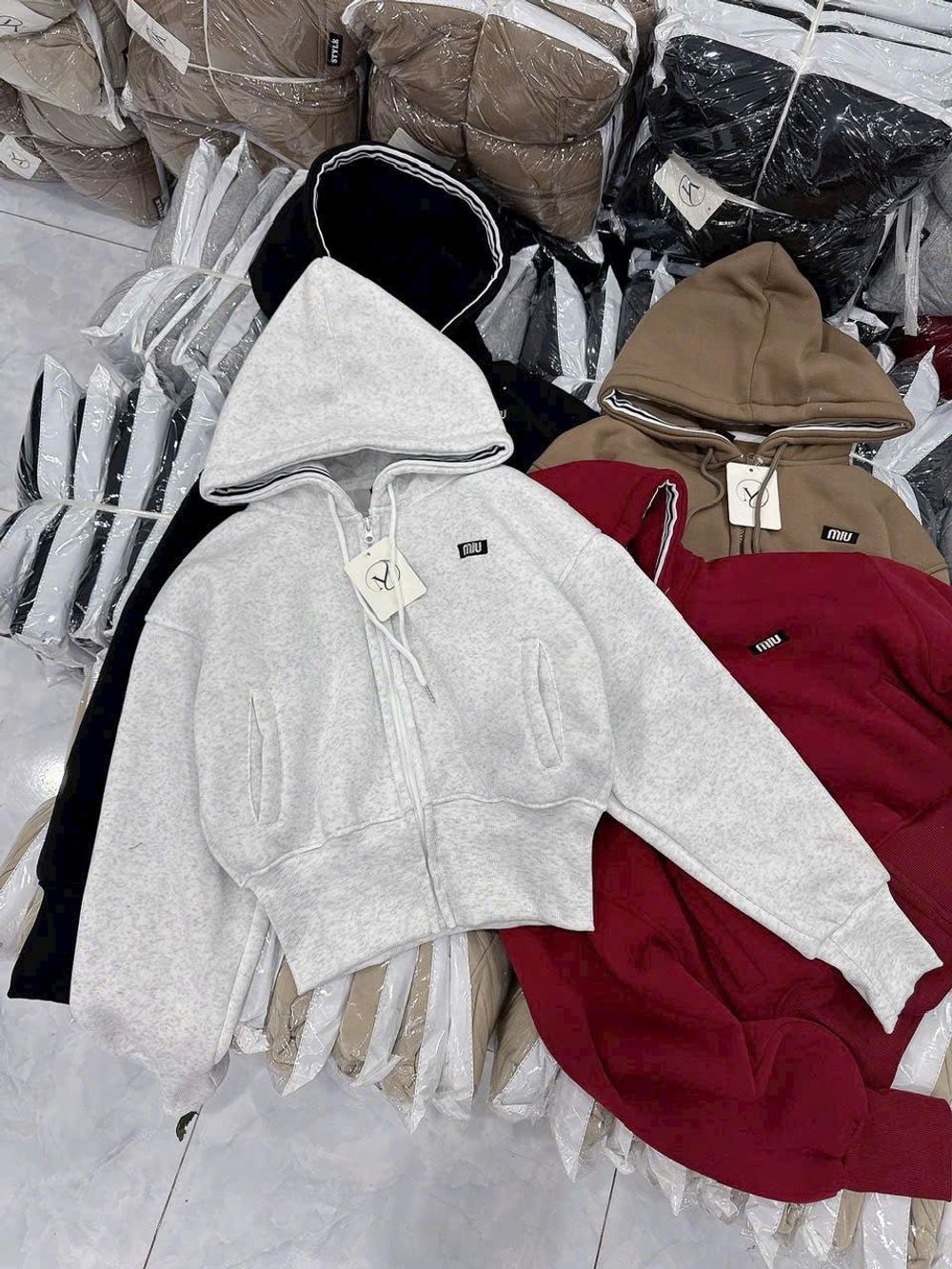 Áo khoác dáng lửng logo thêu Miu nón rộng chạy viền có túi trong chất nỉ bông dày mịn freesize dưới 65kg