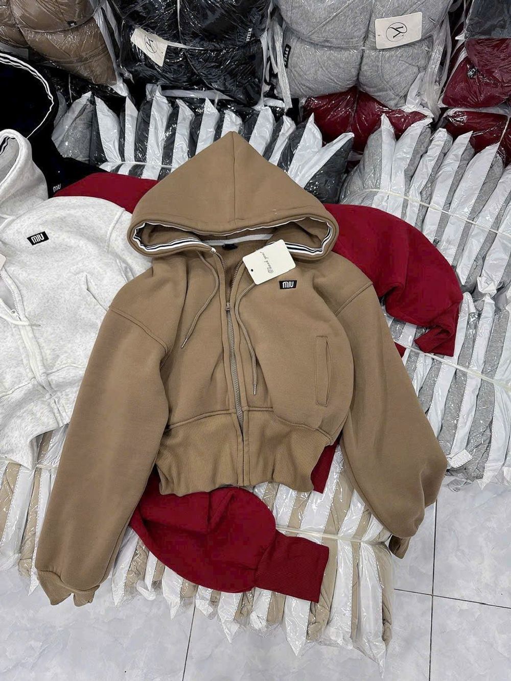 Áo khoác dáng lửng logo thêu Miu nón rộng chạy viền có túi trong chất nỉ bông dày mịn freesize dưới 65kg