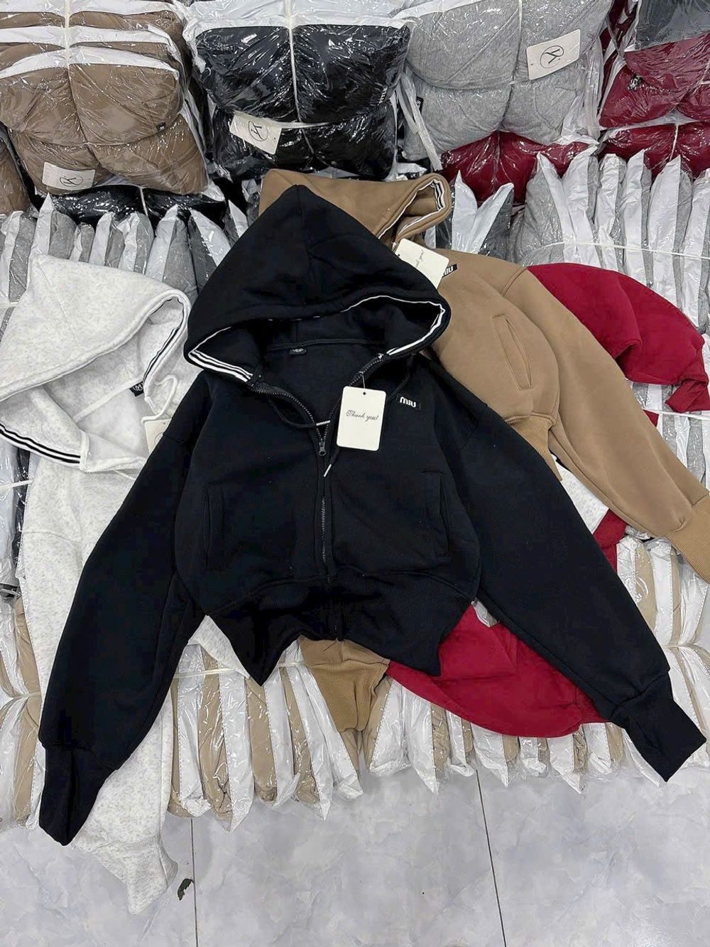 Áo khoác dáng lửng logo thêu Miu nón rộng chạy viền có túi trong chất nỉ bông dày mịn freesize dưới 65kg